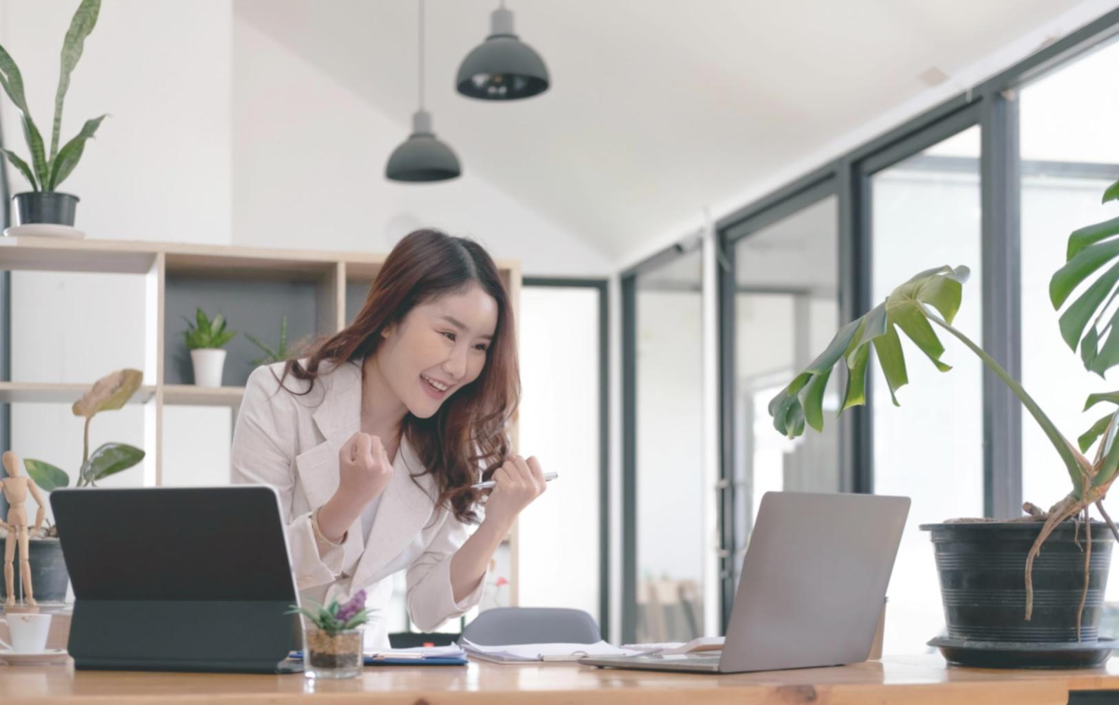 Profesional trabajando en seguridad bancaria digital